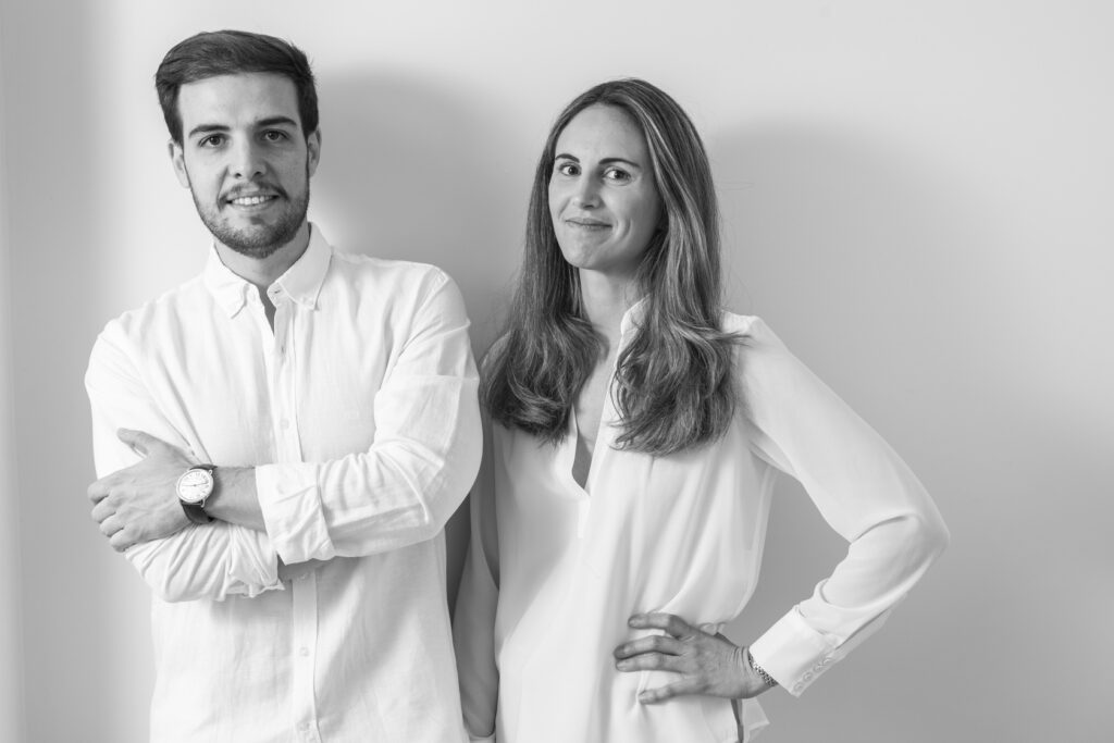 Imagen de Javier e Inés en blanco y negro. Ambos conforman el equipo de DmasC en calidad de socios y arquitectos.